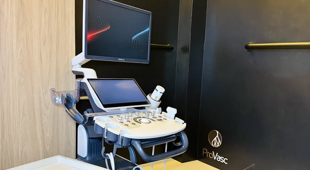 Aparelho de ultrassom com Doppler na sala de exame da ProVasc